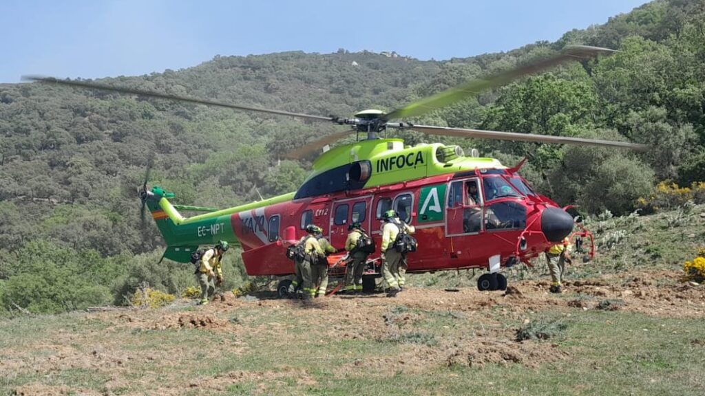 Infoca skogsbrandmän och helikopter