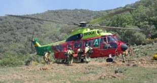 Infoca skogsbrandmän och helikopter