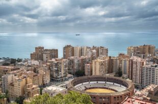 Málaga en stad med bostadsbris.t