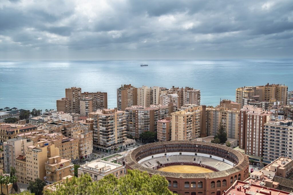 Málaga med Medelhavet i bakgrunden.