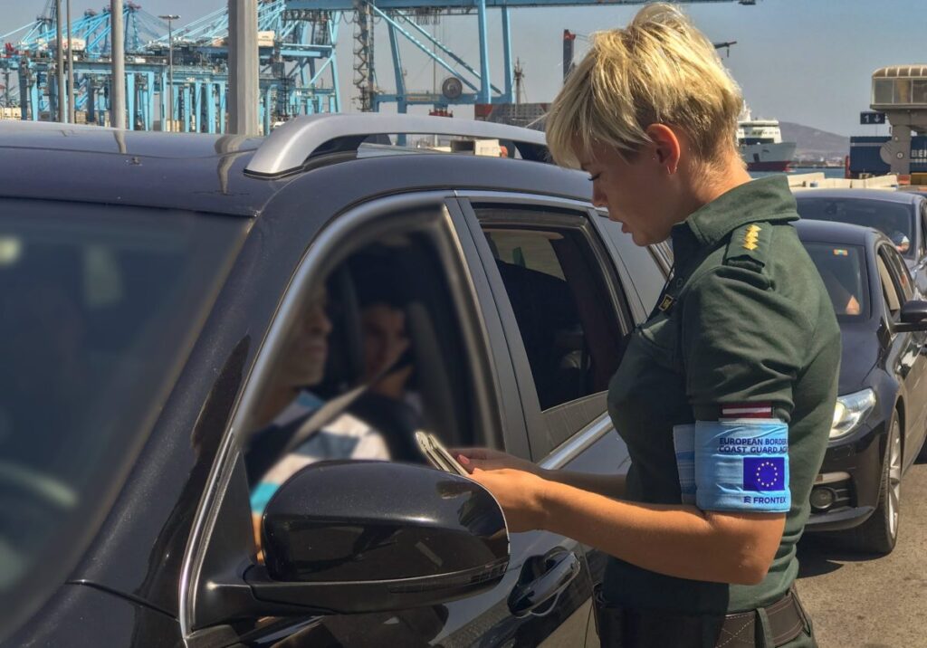 Frontex kontrollerar en bil