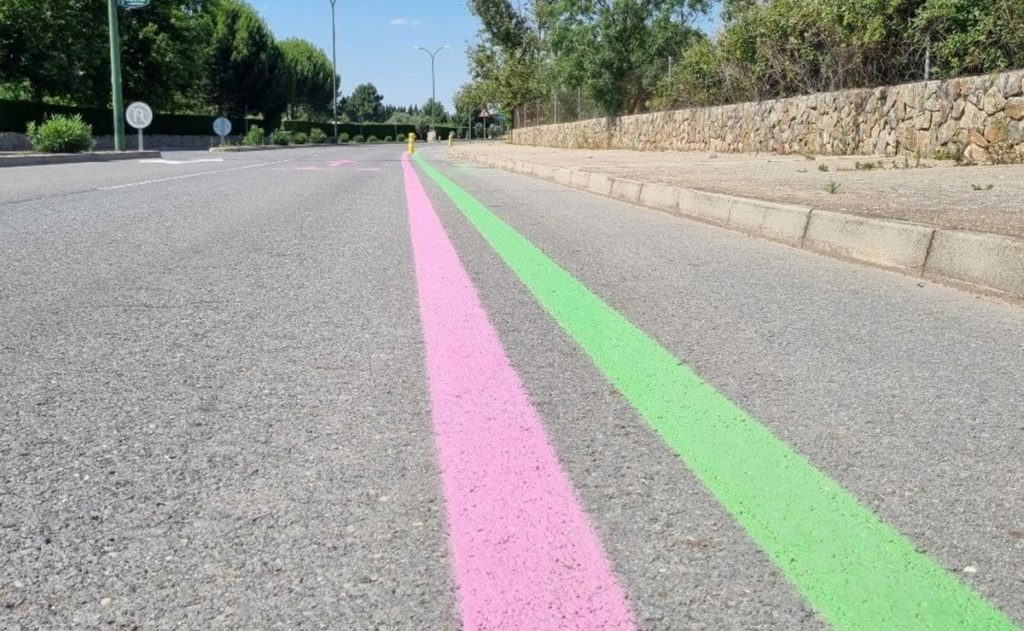 Rosa och gröna linjer, vägmarkeringar.