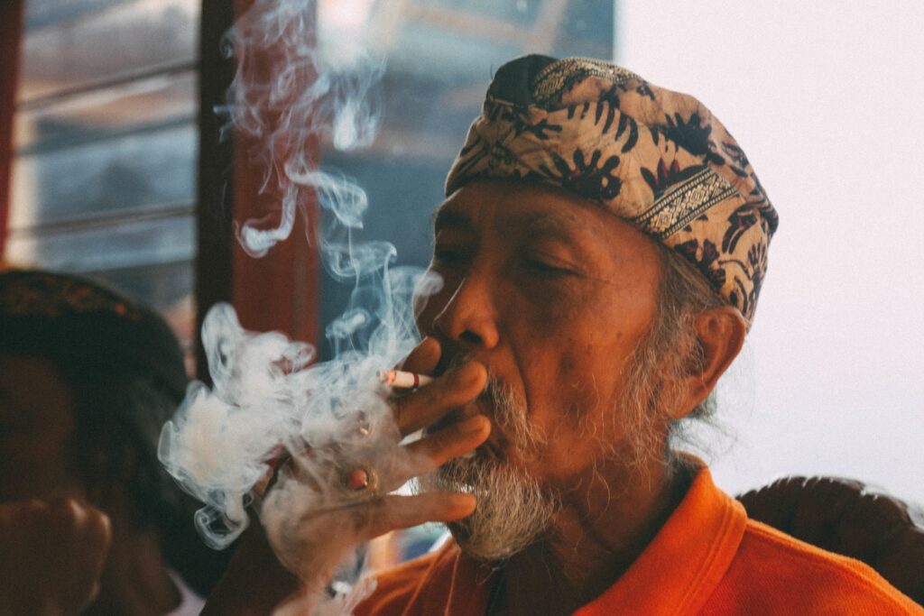 Person som röker tobak.
