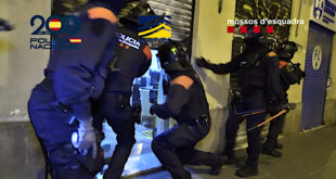 Polis gör tillslag i Barcelona.