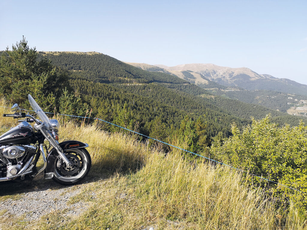 Berg och motorcykel.