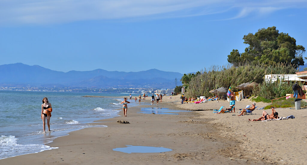 Playa del Alicate en av stränderna i Marbella.
