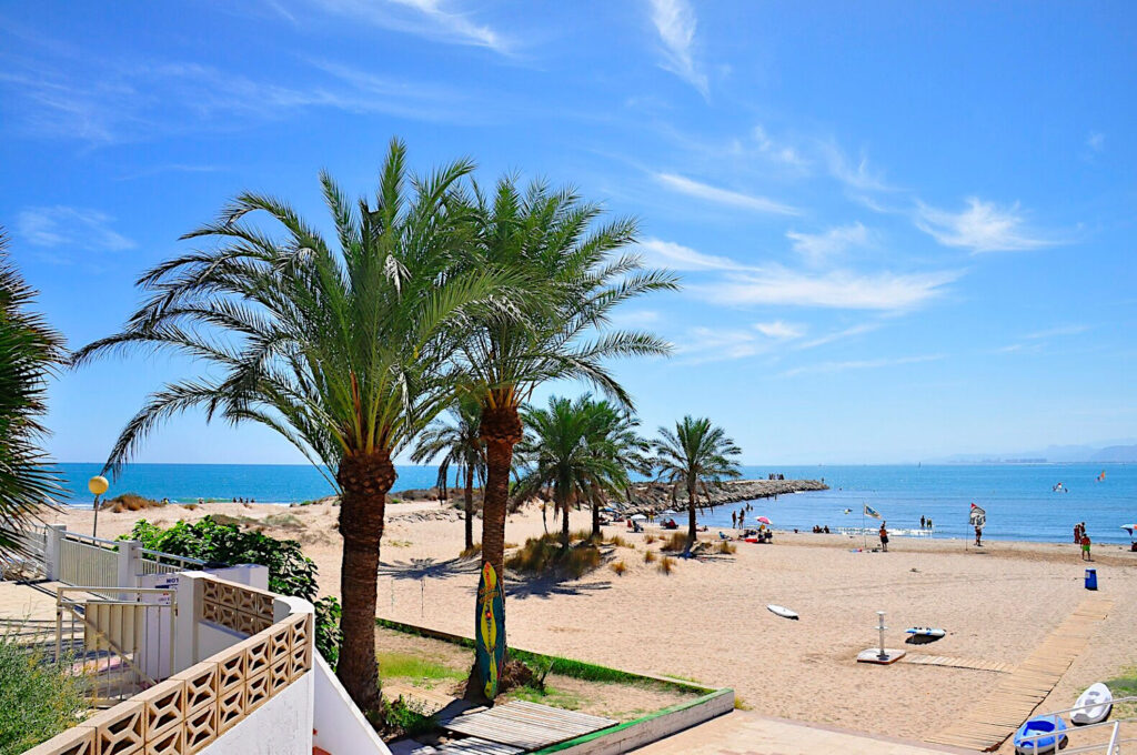 Vackert väder på en strand i Spanien.