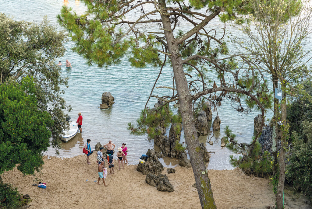 Högvatten med båttur för hotellgäster vid Isla playa.