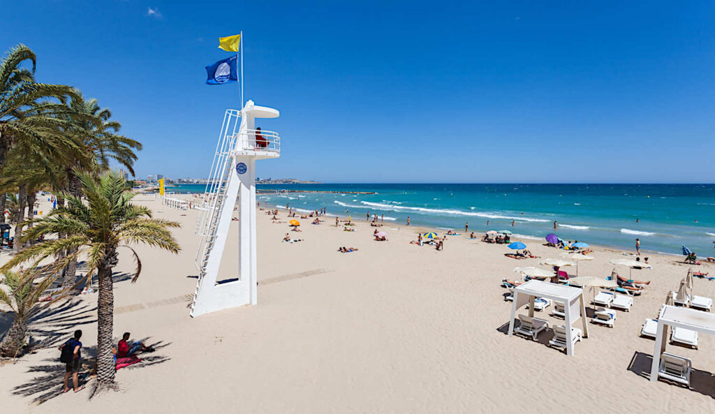 Playa del Postiguet i Alicante i fint väder.