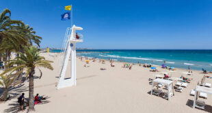 En strand i Spanien med vackert väder.