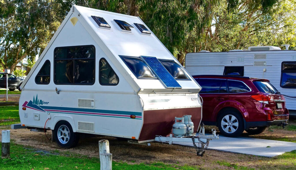 Camping vagn på campingplats.