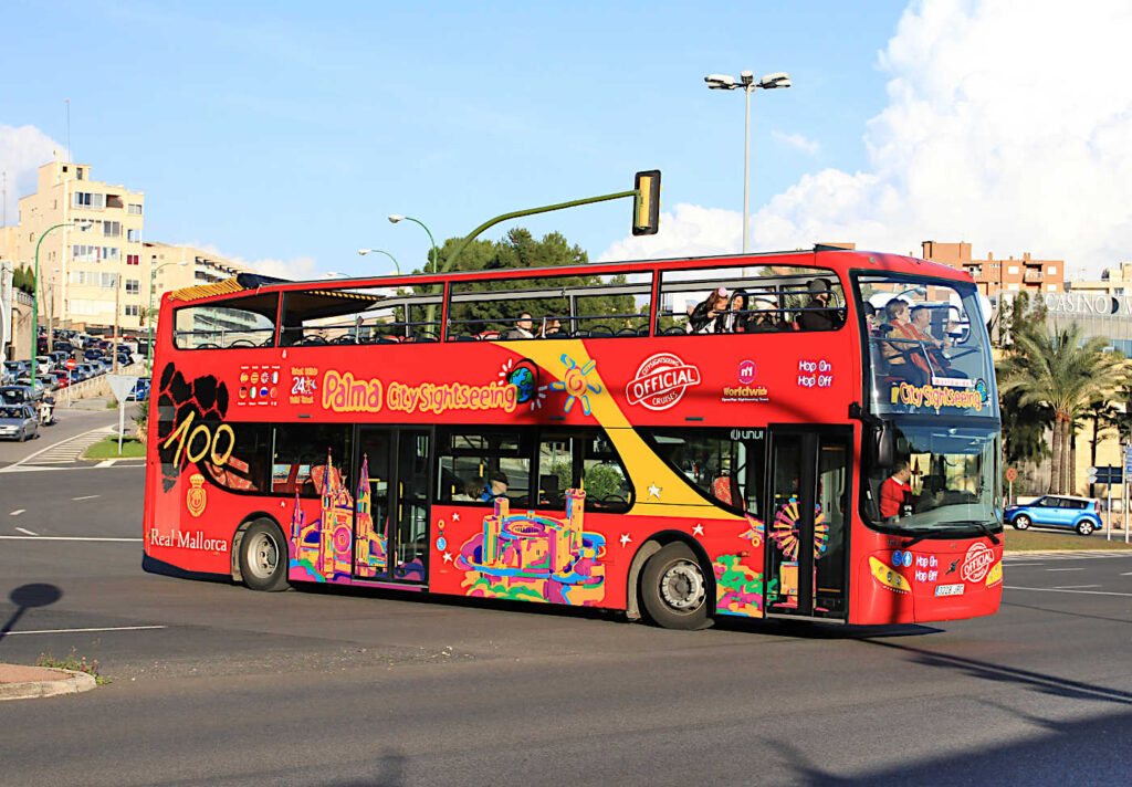 En buss som körs av en busschaufför på Mallorca, Spanien.