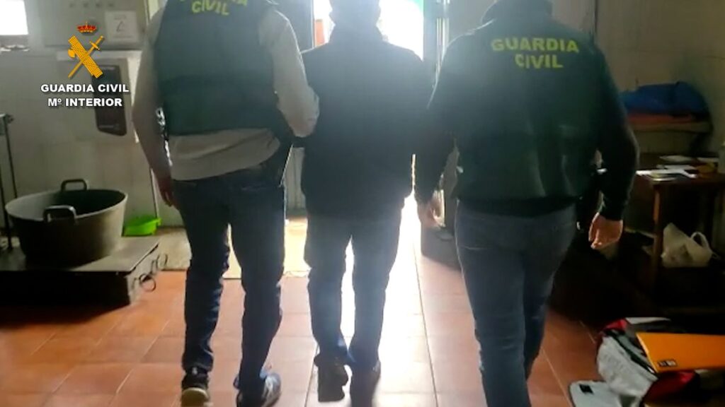 Guardia Civil griper en person.