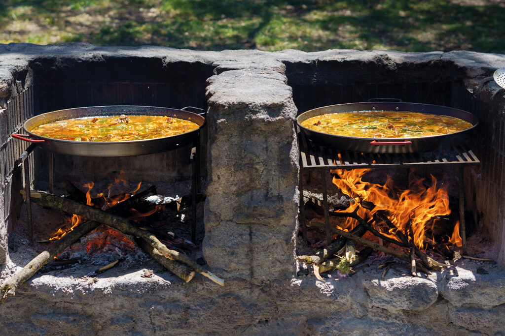 Paella som tillagas över öppen eld.