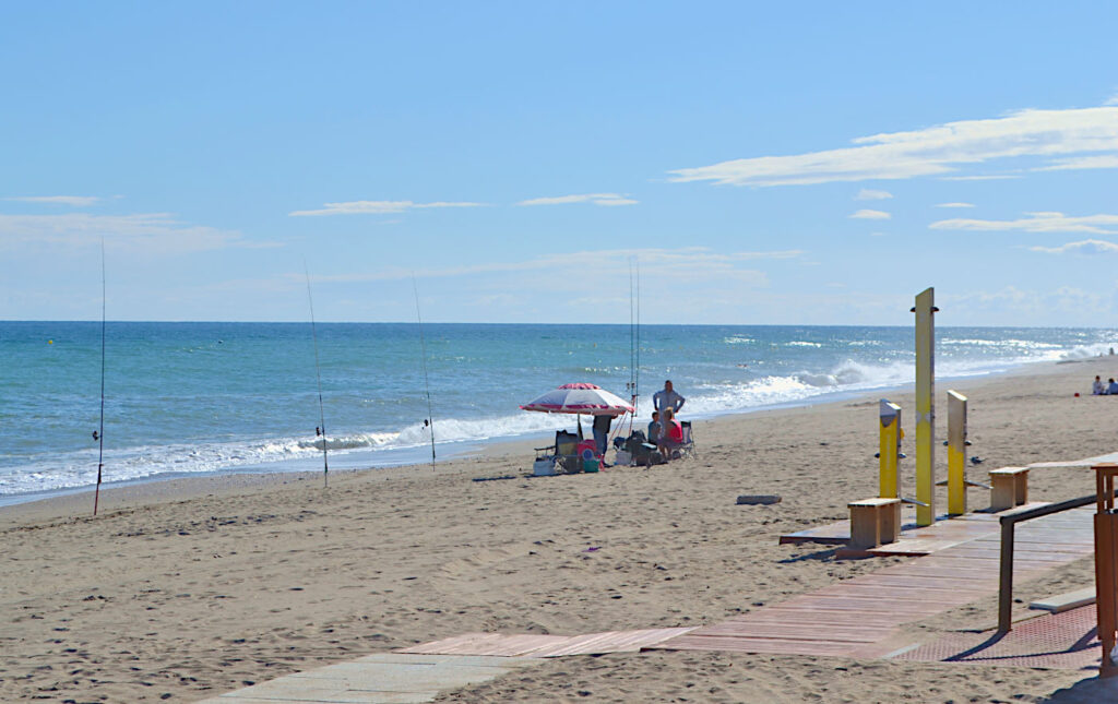 En strand med fiskare i La Cala de Mijas.