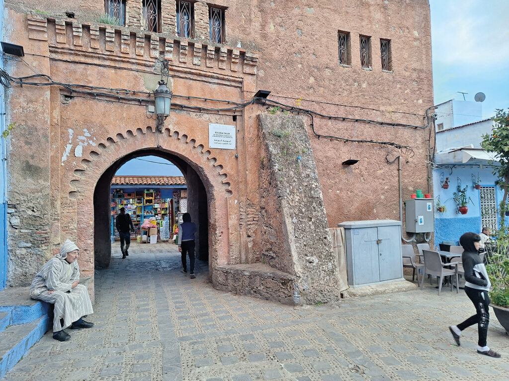 Den gamla stadsporten i Chefchaouen.