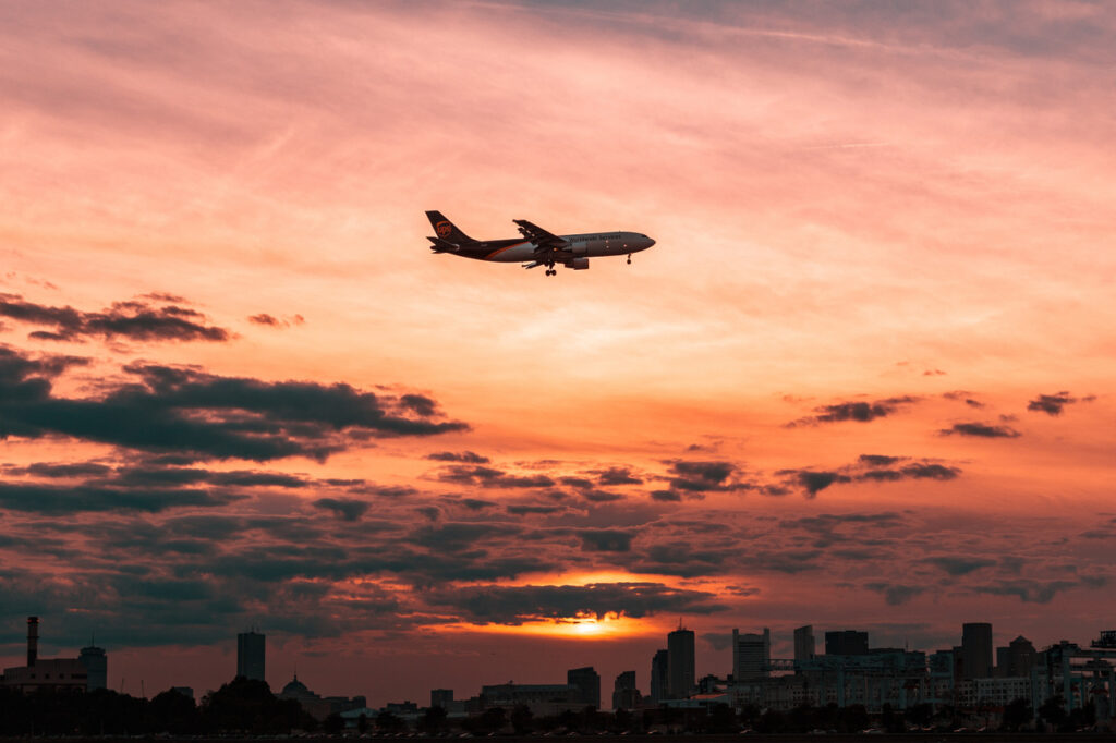 Ett flygplan i solnedgång