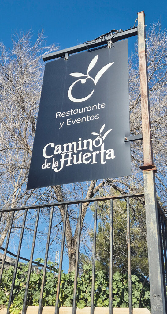 Restaurang Camino de la Huerta i Alomartes, skylt.