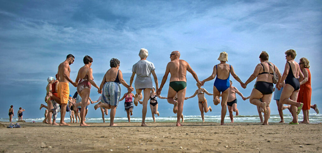 En grupp pensionärer på stranden.
