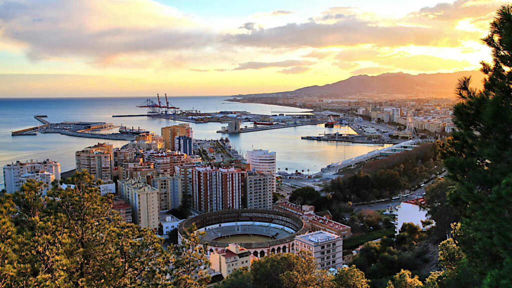 Málaga på Costa del Sol vid solnedgången. En stad med bostadsbrist.