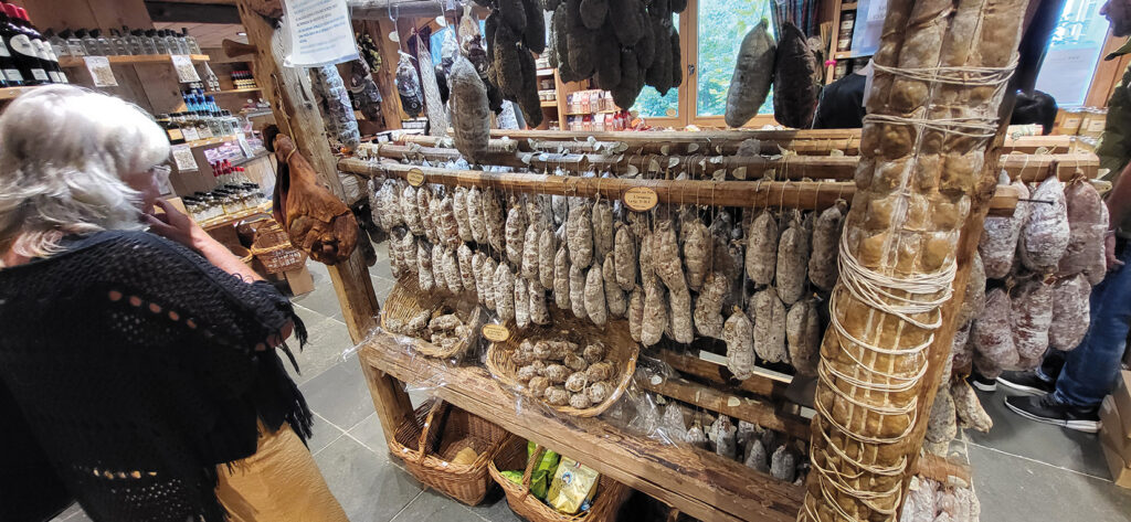 Att resa kräver mat, här köps det korv.
