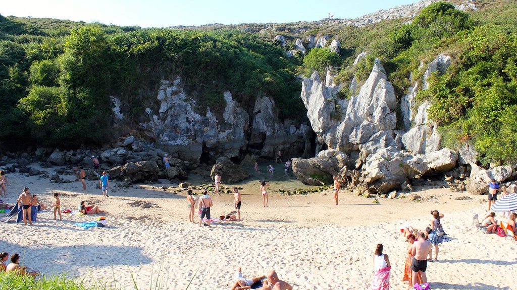 Playa de Gulpiyuri, Asturien.
