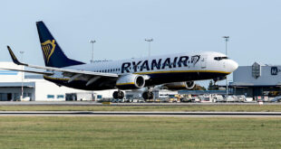 Flygplan från flygbolaget Ryanair. På flygplatsen i Prag.