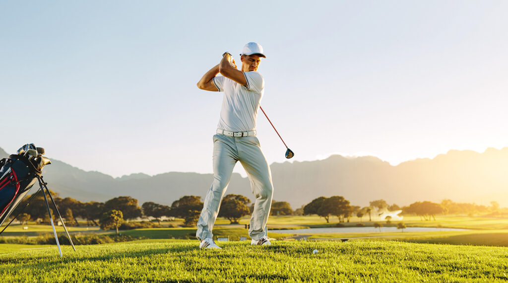 Golfspelare slår ett slag.
