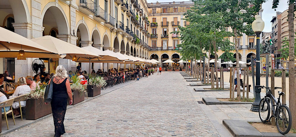 Torget i Girona, ett stopp på vår resa.
