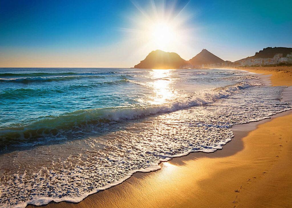 Strand i Spanien med strålande solsken.