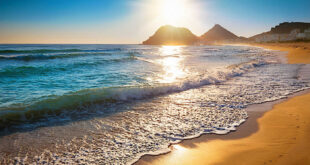 Strand i Spanien med strålande solsken.