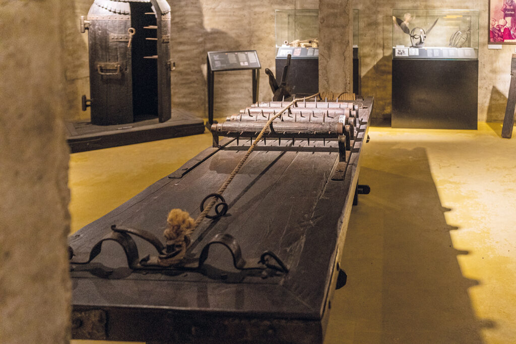 En sträckbänk i tortyrmuseumet.