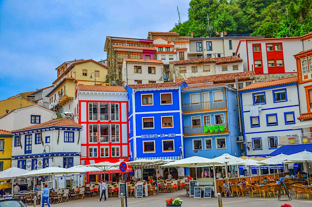 Färgglada bostadshus i Cudillero i Asturien, Spanien.