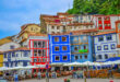 Färgglada bostadshus i Cudillero i Asturien, Spanien.