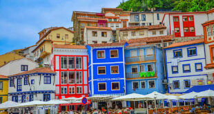 Färgglada bostadshus i Cudillero i Asturien, Spanien.