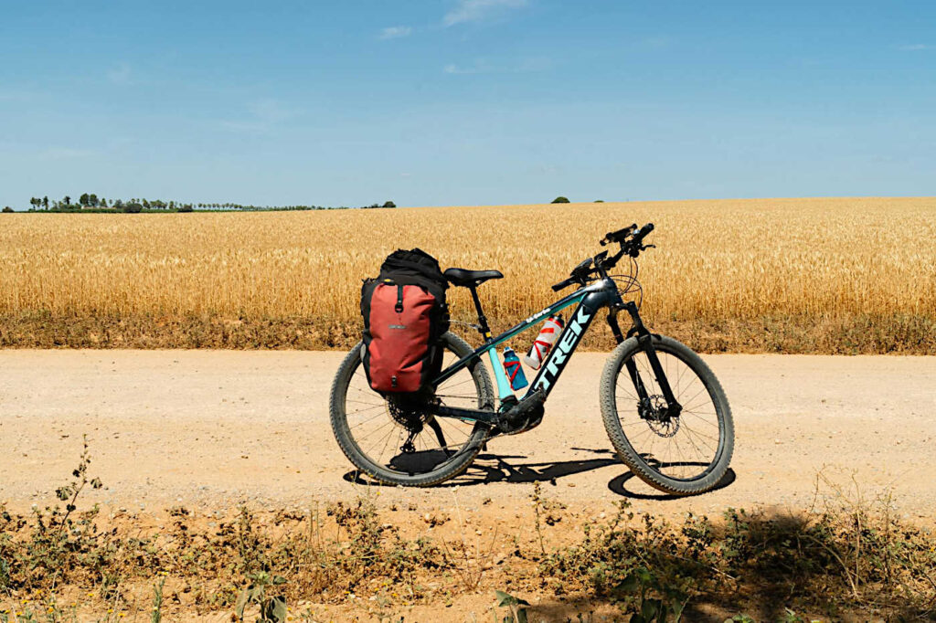 En cykel på en grusväg i Spanien.
