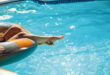 Badande kvinna i pool.