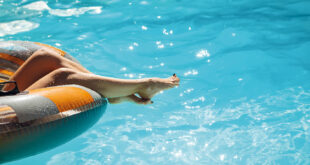 Badande kvinna i pool.