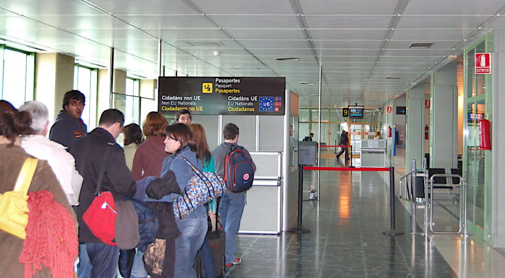 Passkontroll på flygplatsen i Santiago de Compostela.