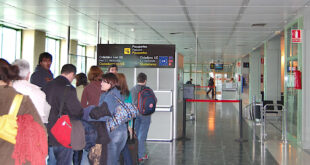 Passkontroll på flygplatsen i Santiago de Compostela.