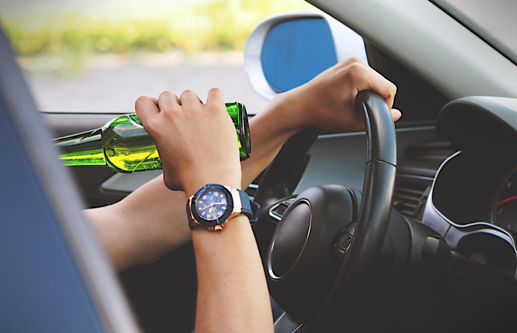 Man som dricker öl i bilen, misstänkt rattfylleri.