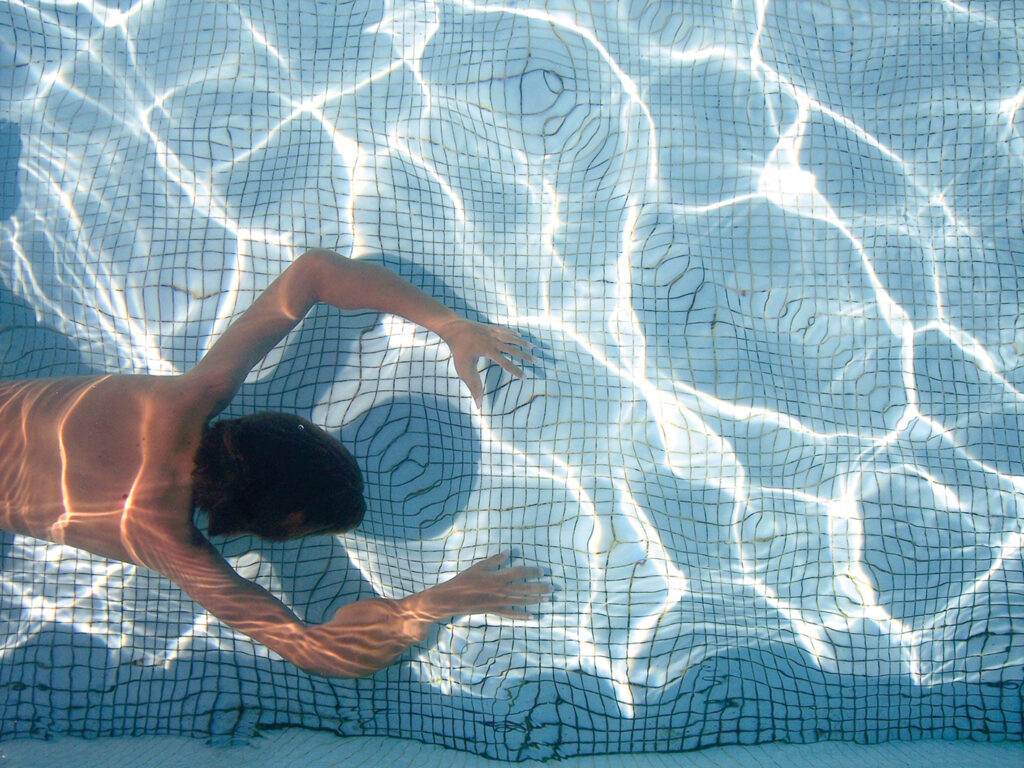 Simmare i pool.