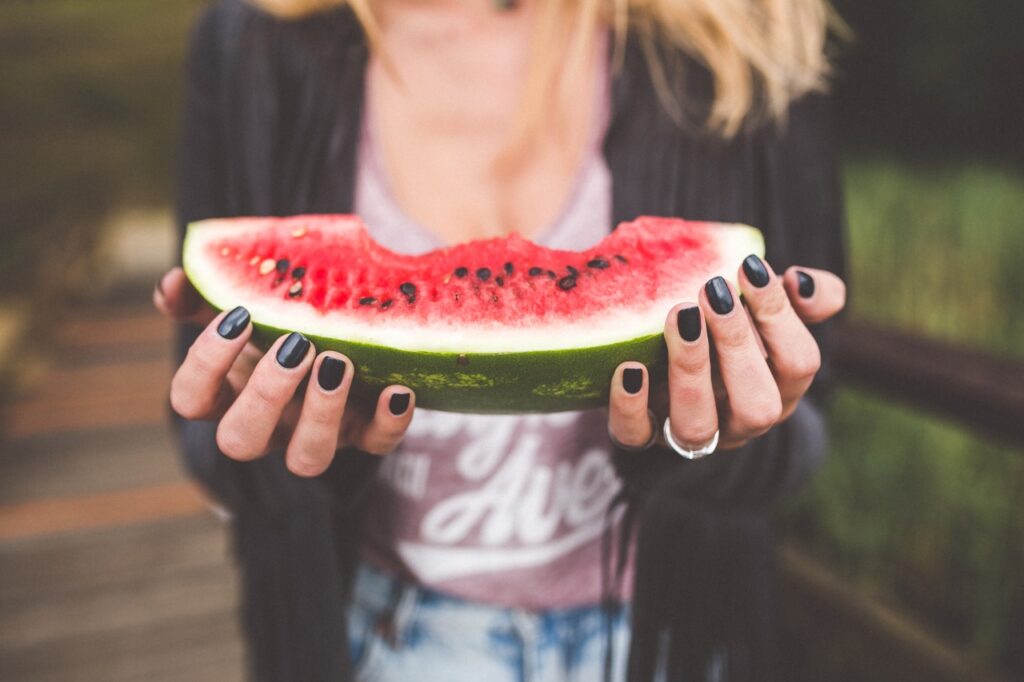 Kvinna som äter vattenmelon.
