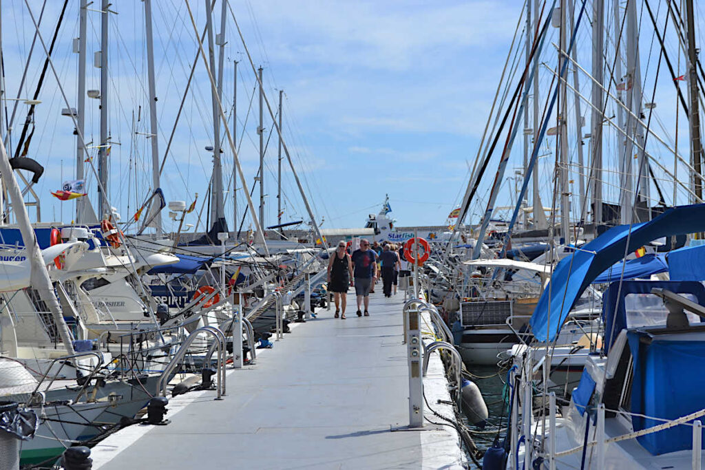 Båtar i hamnen i Fuengirola.
