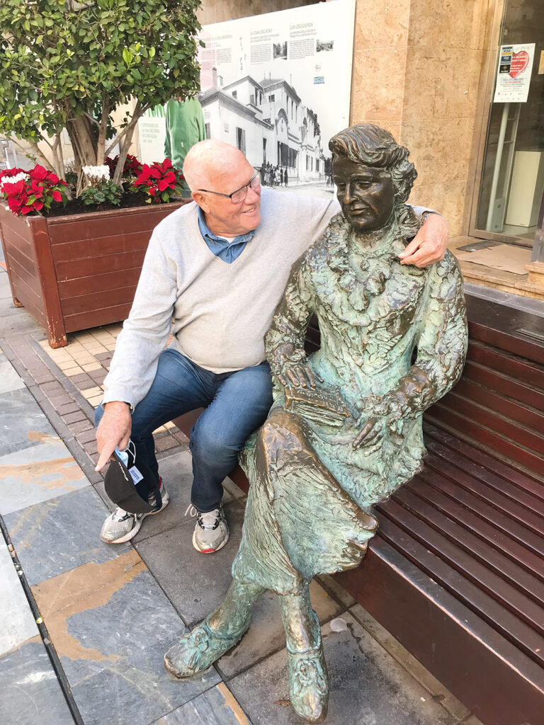 Bert Samuel och staty.