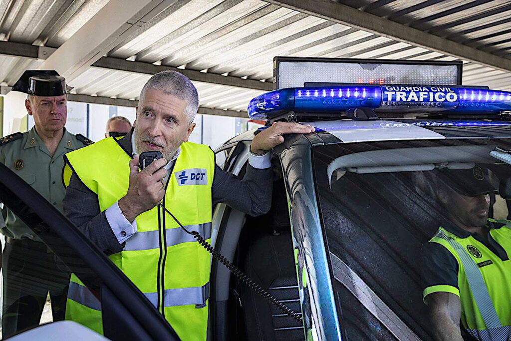 Inrikesminister Fernando Grande-Marlaska bredvid ett fordon från Guardia Civil.