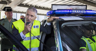 Inrikesminister Fernando Grande-Marlaska bredvid ett fordon från Guardia Civil.