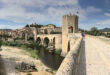 Medeltida bro i Besalu, Katalonien, Spanien.