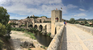 Medeltida bro i Besalu, Katalonien, Spanien.