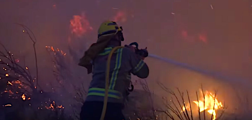 Brandman släcker naturbrand i Tarragona.